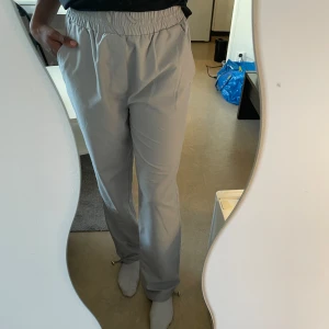 Byxor  - Gråa A-DSGN byxor, (ordinarie pris 699kr) 