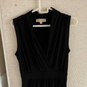 Michael Kors klänning - Fin klänning från Michael Kors, storlek M.  Väldigt fint skick. 