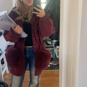 customade jacka - säljer min fina customade jacka!!❤️orginal snöret vid midjan saknas och är ersatt med ett annat 