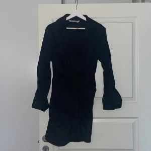 Svart skjortklänning - Använd 1 gång. Stl s  