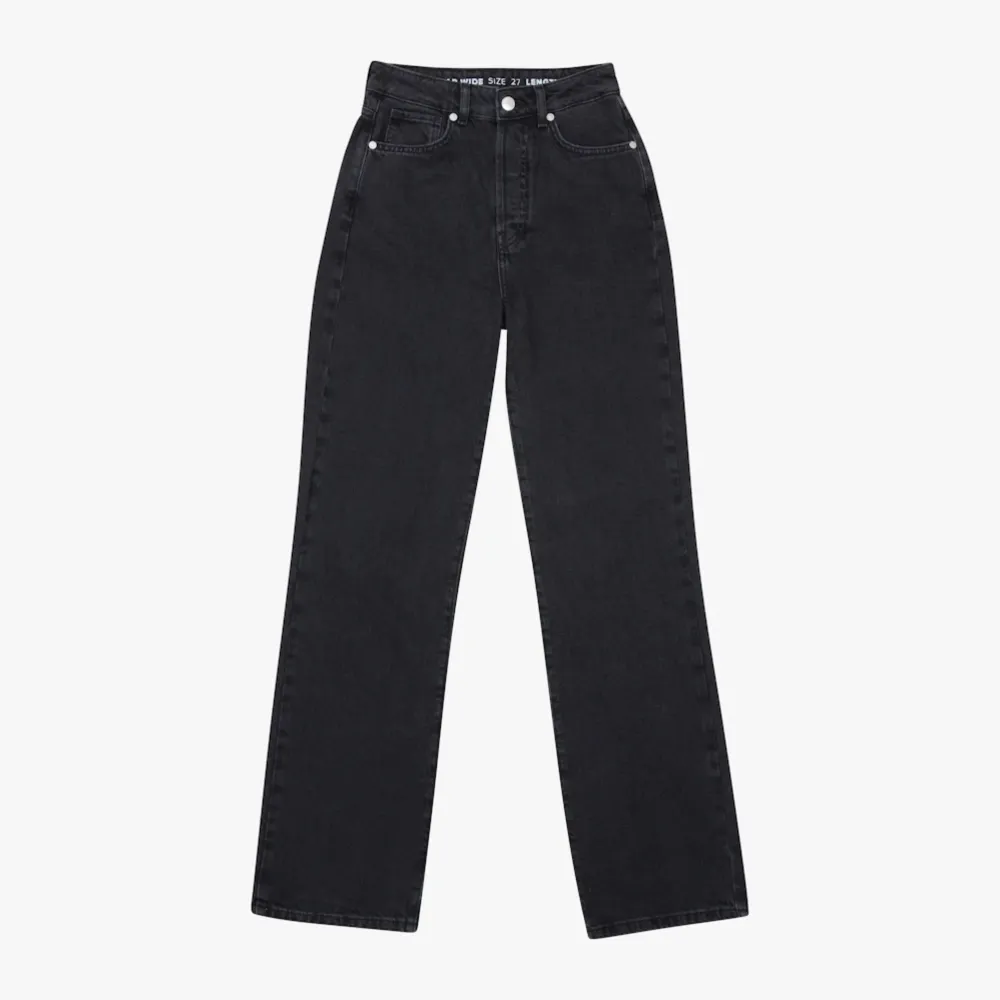 Regular wide 980 jeans från Bikbok i strl W27 L30 och fint använt skick 💌 Innerbenslängden är 79 cm och midjemåttet är 68 cm 🫶🏼 Nypris 599 kr. Jeans & Byxor.
