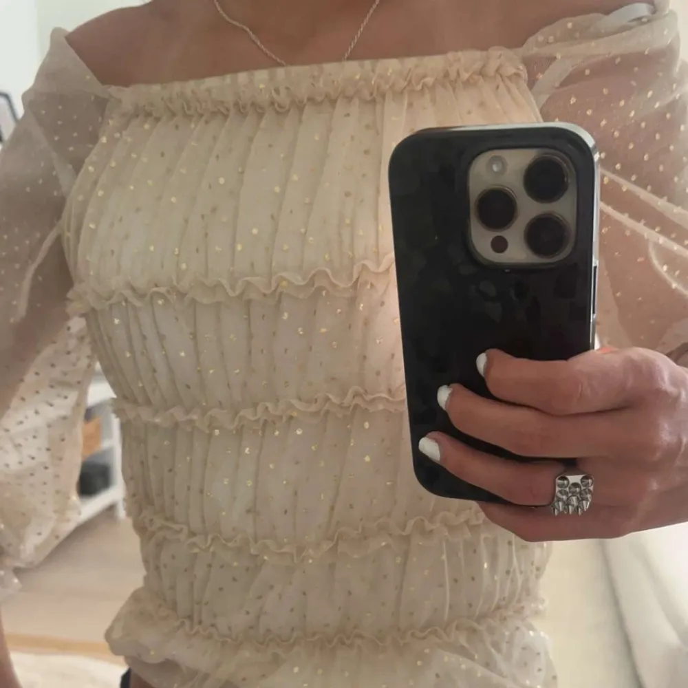 Jättesnygg blus från Zara, perfekt till festtillfällen! 💖💖. Puserot.