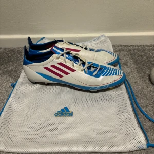 Adidas f50  - Säljer brorsans Adidas f50 adizero, Dom är Väldigt sparsamt använda då skorna är över 10 år gamla och dessutom svåra att få tag på.  (påsen ingår självklart)