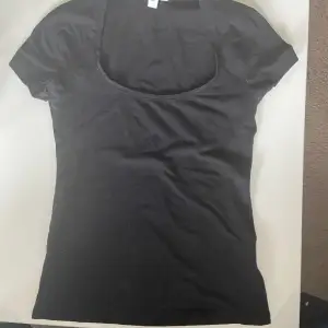 Jättesnygg tight svart tshirt med uringning. Framhäver former och kostar 99 nypris