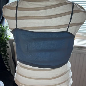 Blå topp  - Säljer denna fina blåa linne i m (passar även s) från hm, därför att den inte kommer till andvändning. Andvänd några få gånger.🤍