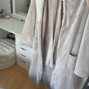 Morgonrock  - Medellång morgonrock. Mysigt material, använd men fint skick.   Storlek 36 men skulle säga den passar 34-38. 