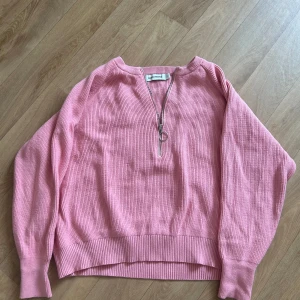 Carin Wester Tröja - Söt laxrosa tröja med dragkedja från Carin Wester, sparsamt använd + inga defekter! 