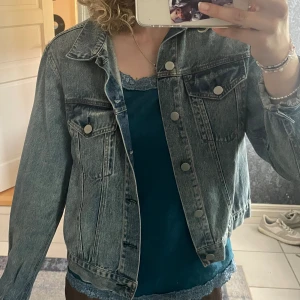 Ljus jeansjacka - Ljusblå jeansjacka köpt från BikBok för längesedan, storlek S. Välkommen att kontakta mig om frågor finns!💕💕