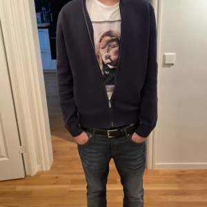 Fullzip - Fullzip i skit bra material o skick | från bläck | nypris 1200 | säljs för 500 | 9/10 skick | vid frågor eller funderingar hesiterar inte kontakta