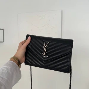 YSL liknande väska - YSL liknande väska som använts max tre gånger. Går att ha crossbody eller som axelväska (se bild 2 & 3). Skriv privat för fler bilder🥰✨🫶🏻