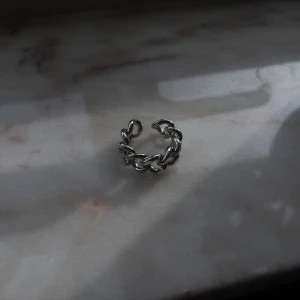 Ring från yomie 💕 - Yomie har fina kvalitativa prisvärda ringar som endast kostar 119kr 💕 Alla är vattentäta och gjorda av rostfritt stål 💛 Ringarna orsakar alltså inga utslag 💕Denna ring är justerbar & i färgen silver 💛 För fler frågor/bilder skicka ett meddelande💕