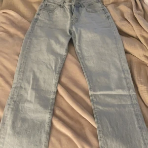 Low waish Jens  - Säljer dessa helt nya low waish Jens använt 1-2 gånger 