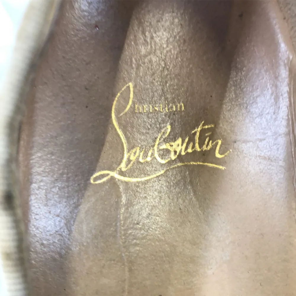 Tjo, intressekoll på dessa riktigt Grisch Louboutin Slip ons/loafers. Dem är i väldigt använt skick därav priset. Köpta för ca 5500kr på vestire o kvitto finns vid behov. Storlek 40 men hade nog passat 41-42. Skriv vid frågor. Möts ändast Skanstull 🙏🏼. Skor.