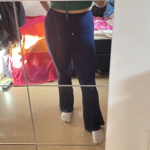 👖Två byxor 👖  - Den svarta byxan är som en juicy byxa alltså bekväm mysig och sitter som det ska 👖👌🏽 Den blå byxan är som en vanlig byxa det är inte jeans byxa det är ju tyg material Så det kan vara skönt att jobba med i sommar✨