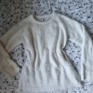 Gullig fluffig tröja, okänt märke. Säljer för 150kr, men tveka inte på att ge prisförslag! 💞
