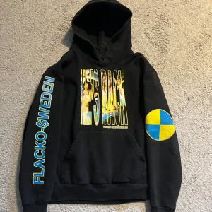 Asap Rocky Hoodie - Storlek S, sitter lite större Skick: 7,5/10, tvättad ett par gånger samt trycket är av tjockare färg så tillkommer lätt crackings Inga fläckar eller liknande som drar ner skicket.  Extremt limiterad från 1 drop. Köpt 2020-2021 från soleplus! 