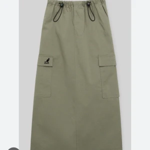 Cargokjol - Lånad bild för uppmärksamhet!   Snygg khakifärgad cargokjol från Pull and bear och Kangol. Slits där bak. Helt oanvänd! Köpt av mig på tradera men tyvärr var den fel storlek. 