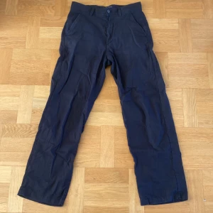 Linnen byxor - Säljer nu denna sjukt snygga svarta linnen byxorna med en linnenblend. Byxorna passar perfekt för dig som vill ha svarta byxor i sommar men inte bli för varm! Skriv vid frågor eller funderingar!