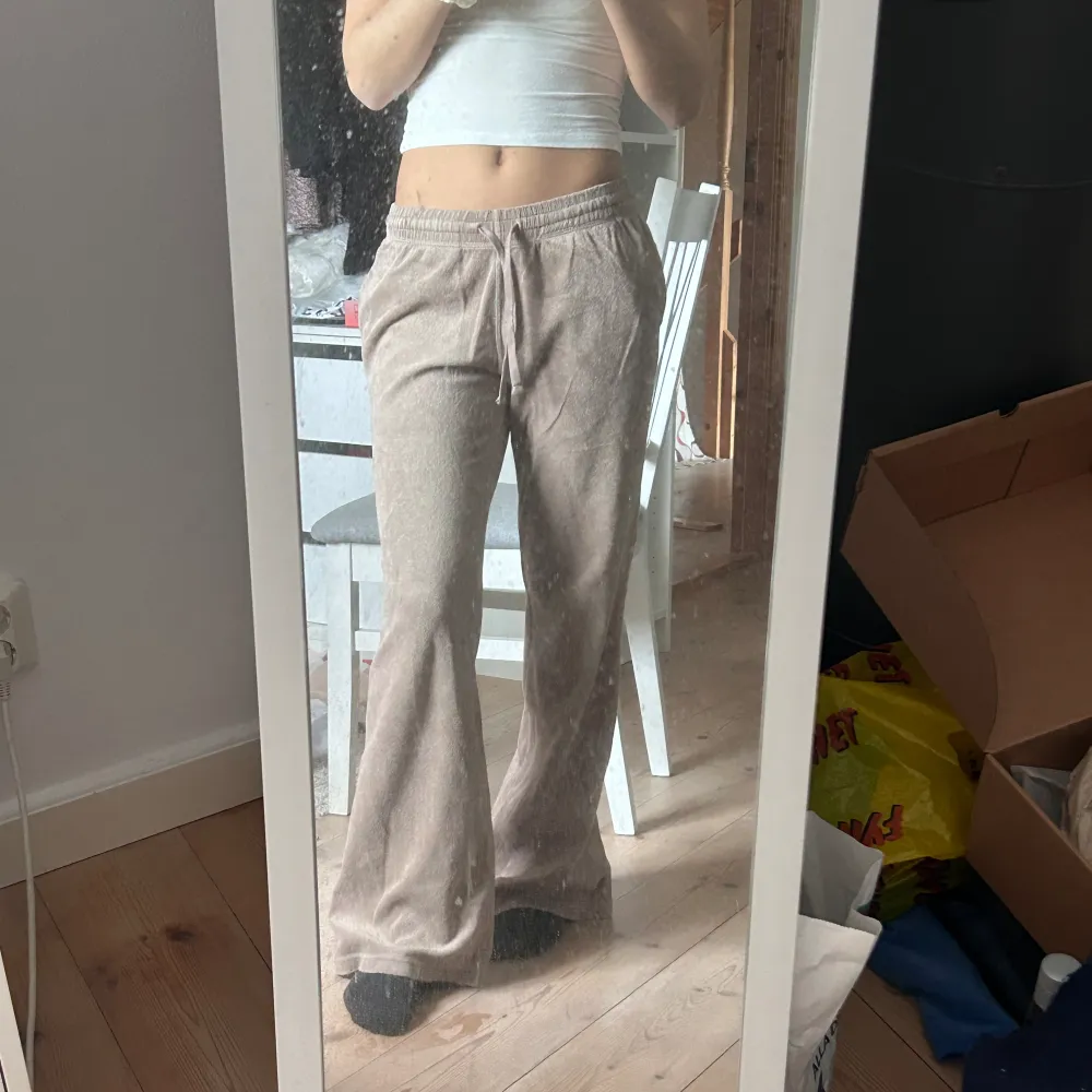 Lågmidjade brun/beige mjukisbyxor från weekday i storlek xs . Farkut & Housut.