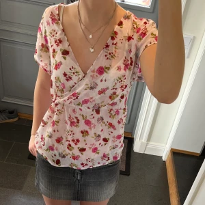 Rosa kortärmad blus  - Kortärmad blommig blus från Zara. Storlek XS, passar även mig som brukar ha S eller M. Fint skick. Använd gärna köp nu!