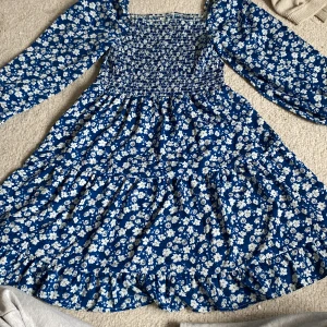 Fin lätt klänning - jätte fin och rätt så bra skick. Inte använt så ofta ca 3 gånger. trådarna har gått sönder men inte mycket.