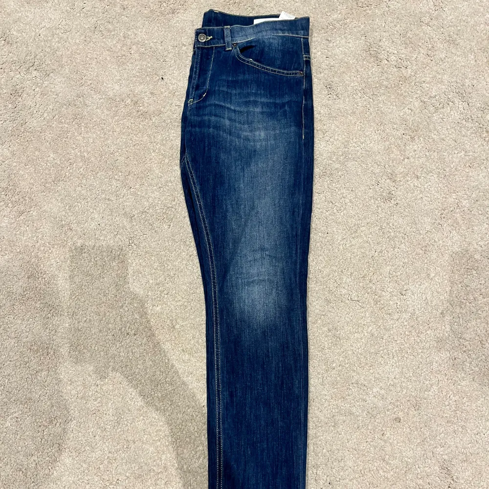 Tja, riktigt fina dondup jeans i en trendig blå färg i modellen george som är perfekt för sommaren, 10/10 skick🌟 Hör av er vid fler frågor!!. Jeans & Byxor.