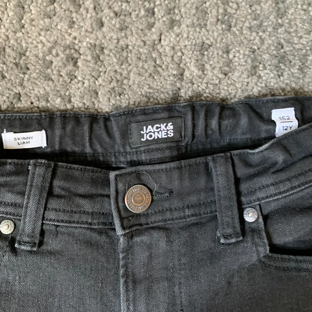 Säljer dessa jeansen för de är för små. Vid frågor är det bara att höra av sig. Priset kan diskuteras . Jeans & Byxor.