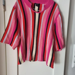 Färgglad top stl M!  Fint skick. - Färgglad top från Lindex, inköpt 2022.  Använd men i gott skick!   60% bomull, 40 % akryl