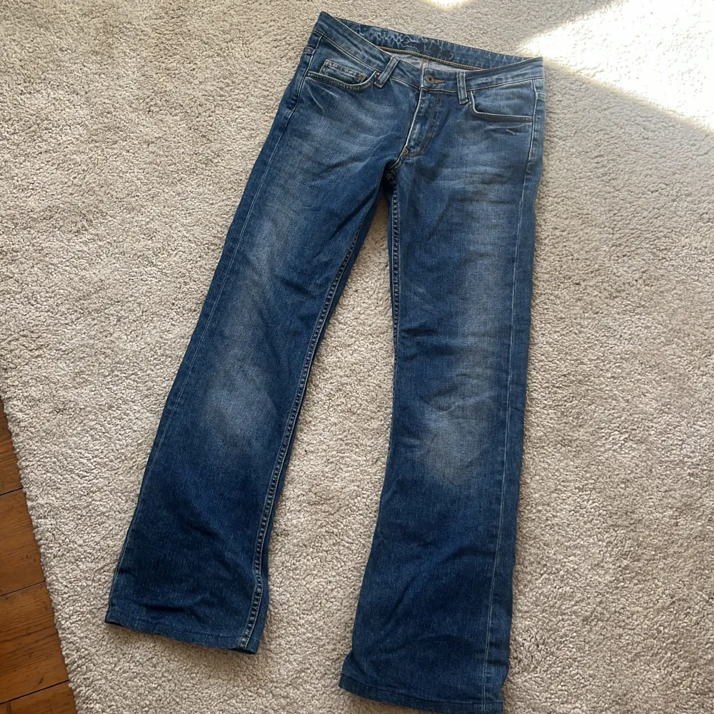 Snygga jeans som tyvärr blivit för små 💕. Jeans & Byxor.