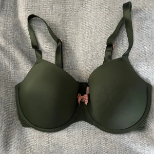 Bh Hunkemöller - Bh från hunkemöller i storlek 70E, knappt använd. Fina roséguld detaljer på banden. 