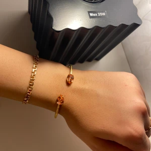 Caroline Svedbom armband  - Fint skick, knappt använd. Rosa sten