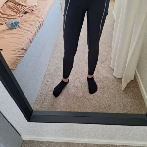 Fina Maya delorez ridbyxor xxs - Fina Maya Delorez ridbyxor i storlek xxs i färgen svart. De är användna men jag säljer de billigt pga de inte används i min gaderob. På bilderna är de inte tvättade men tvättar de såklart innan jag postar dem😊 Säljer de för 250 ordinarie pris 799