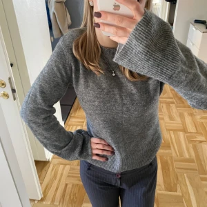 H&m stickad tröja - Säljer den här jättemysiga tröjan från h&m som tyvärr är för liten på mig🥲 använd ca 2-3 gånger. Passar till allt och är jättebra till hösten💛🫶