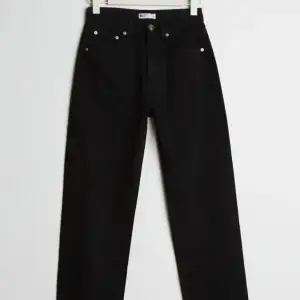 Säljer dessa svarta jeans från Gina med spets där nere i stolek 36. Inte använd så mycket så dom är fortfarande i bra och ny skick 