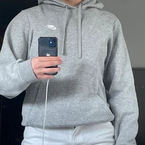 Grå Nike hoodie - Hoodie från Nike. Rundare luva. Mycket bra skick!⭐️