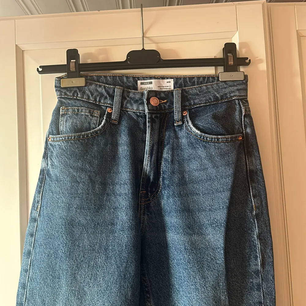 Mom jeans från Bershka i storlek 34🌸. Jeans & Byxor.