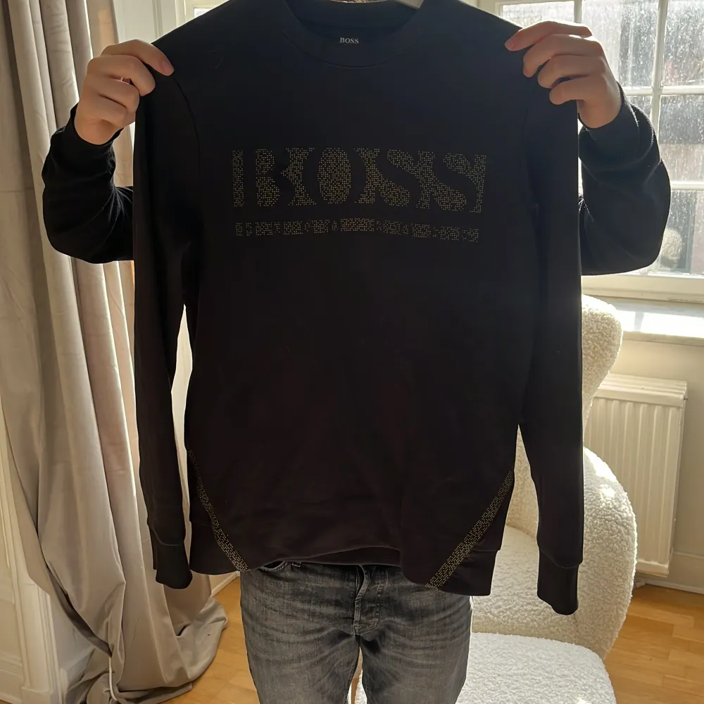 En jättefin Hugo Boss tröja som tyvärr inte kommer till användning längre! Jättefint skick och använd endast 2 gånger! Köpt för runt 1800kr jag säljer den för 700kr! Skriv för frågor! . Hoodies.