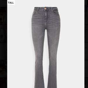 Gråa utsvängda jeans i modellen tall från ONLY/Zalando. Köpt här på plick men säljer då dom var för stora. Storlek L och längd 36. 