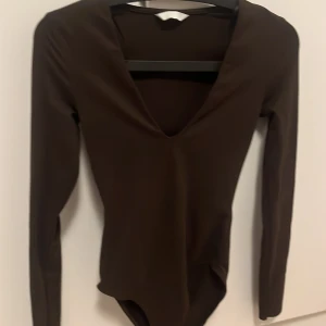 Brun body - Säljer denna fina eftersom jag har en exakt likadan i ljusare färg. Använt 1 gång och är väldigt passande i allt.