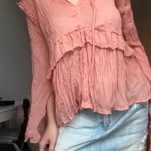 Zara topp - Så fin zara topp i rosa färg perfekt att ha till olika tillfällen i sommar! Storlek S