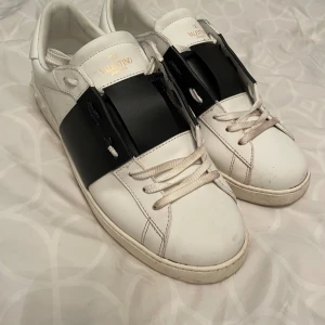 Valentino open - Hej säljer nu mina valentinos då dom va förstora för mig, använda i 2 dagar bara, skick 9/10 lite smutsiga bara, storlek 44 passar även 43, hör av er om ni har frågor