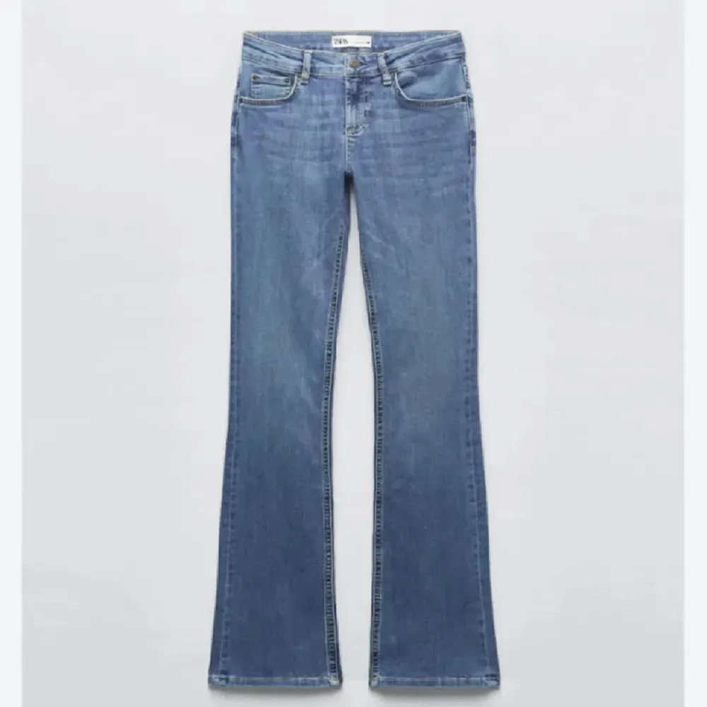 Säljer dessa lågmidjade bootcut jeans från zara då de aldrig kommit till andvändning. De är endast andvända 1-2 ggr, men de är pyttelite slitna längst ner pga för långa för mig.Skriv för bilder.  Strl 36, stretchiga så passar 34-38. Nypris 399❤️. Jeans & Byxor.