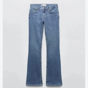 Lågmidjade bootcut jeans - Säljer dessa lågmidjade bootcut jeans från zara då de aldrig kommit till andvändning. De är endast andvända 1-2 ggr, men de är pyttelite slitna längst ner pga för långa för mig.Skriv för bilder.  Strl 36, stretchiga så passar 34-38. Nypris 399❤️