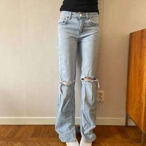 Jeans från Pull&Bear i storlek 34. Har knappt använt dom så de har inga slitage. Är 168 och dom är lite för långa.💕