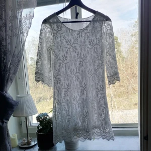 Studentklänning spets - Säljer en fin vit spetsklänning i storlek 36 då den är för liten för mig. Passar perfekt som studentklänning eller bara en fin sommarklänning. 