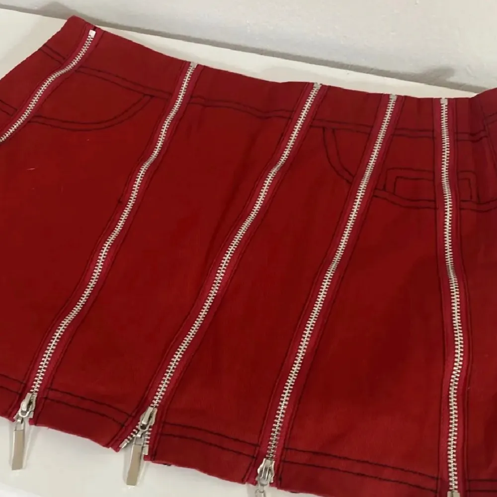 Snygg vintage röd mini kjol, ingen storlek ettiket men passar jättebra på s, skriv om du behöver exakta mått. Kjolar.