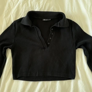 Zara Croppad Svart Topp🖤 - Zara Croppad Svart Topp🖤 Storlek- M men är liten i storleken skulle rekommendera S eller XS Pris - 120
