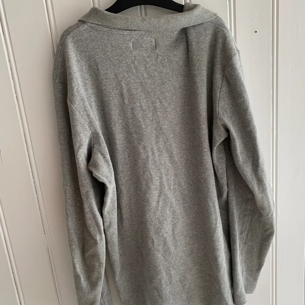 Säljer den här oanvända piké tröja, för använder knappt den. Skick: väldigt bra skick  Strl Small Säljer den för 749 Nypris 1999. Tröjor & Koftor.