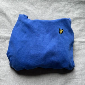 Lyle and scott hoodie  - Hej, jag säljer min fina Lyle and scott hoodie! Den är använd en gång och den är otroligt skön. Priset kan såklart diskuteras!