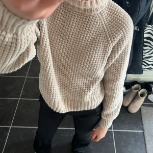 Stickad tröja  - Säljer nu denna beiga stickade tröja från HM. Den är i väldigt bra skick och inga skavanker. Skriv om du har några frågor. Köparen står för frakten💕